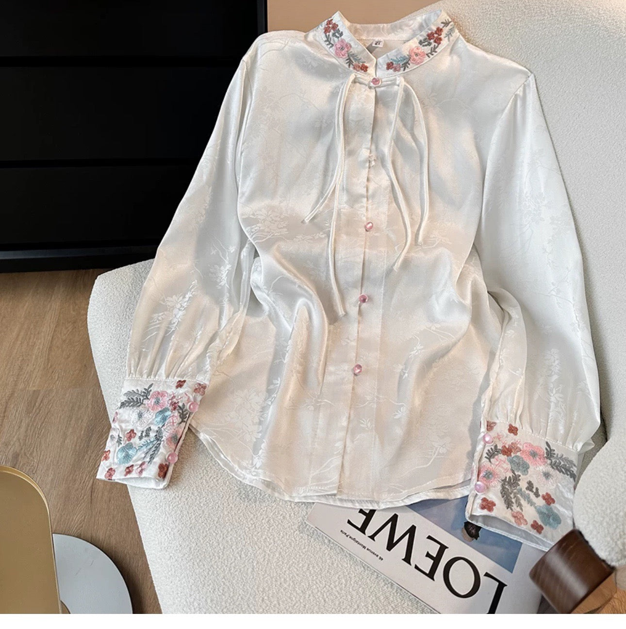 Ladies new Chinese satin shirt early spring on a horse skirt light Chinese style embroidery disc buckle Tang suit blouse